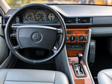 1990 Mercedes-BENZ 300 — фото 5